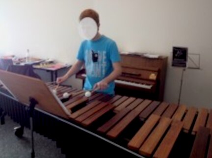 Projet : la photo du jeune musicien au marimba