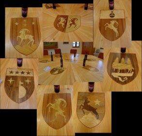 Armoiries des communes du val d'Anniviers en marqueterie, incrustées dans une grande table